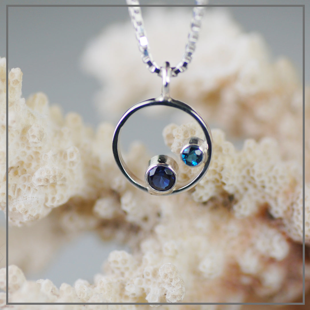 Haarlok ketting van Zilver Design Plain met twee Geboortestenen