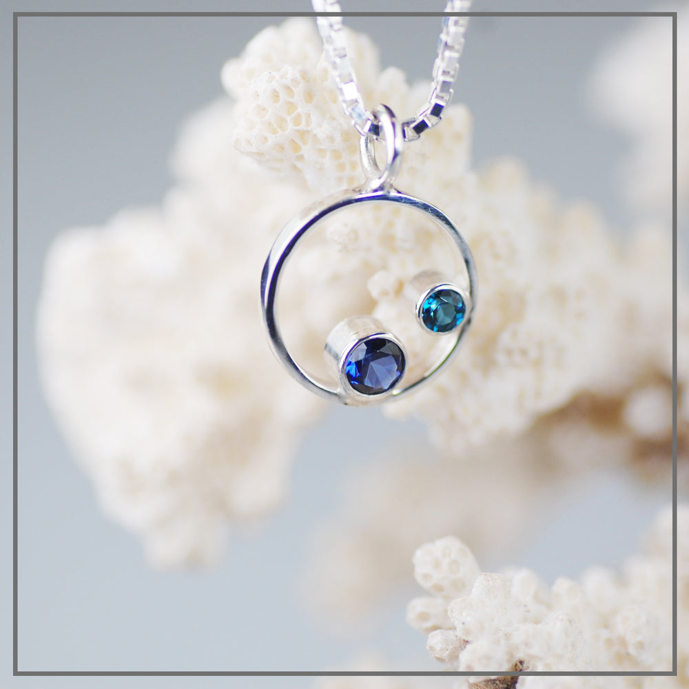 Haarlok ketting van Zilver Design Plain met twee Geboortestenen