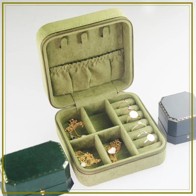 Gouden en zilveren sieraden combineren is hét deze winter Gouden en zilveren sieraden combineren is hét deze winter